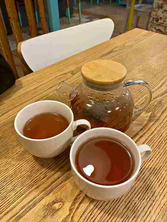 Чаша чай на дървена повърхност в спокойна атмосфера